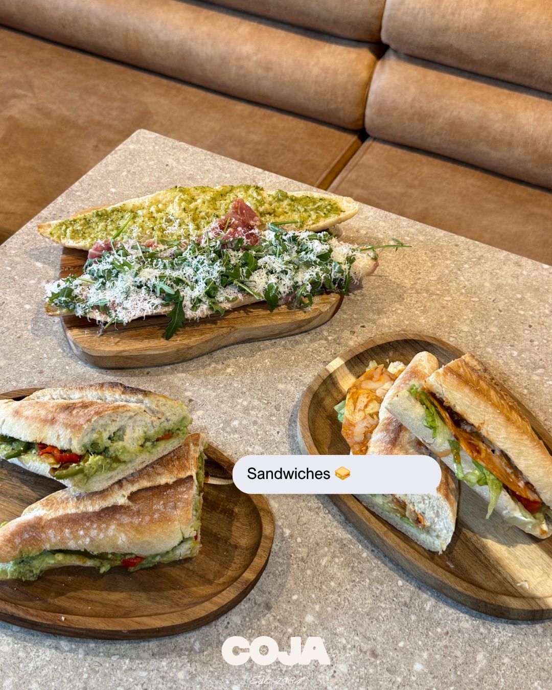 COJA sandwiches op houten plankjes